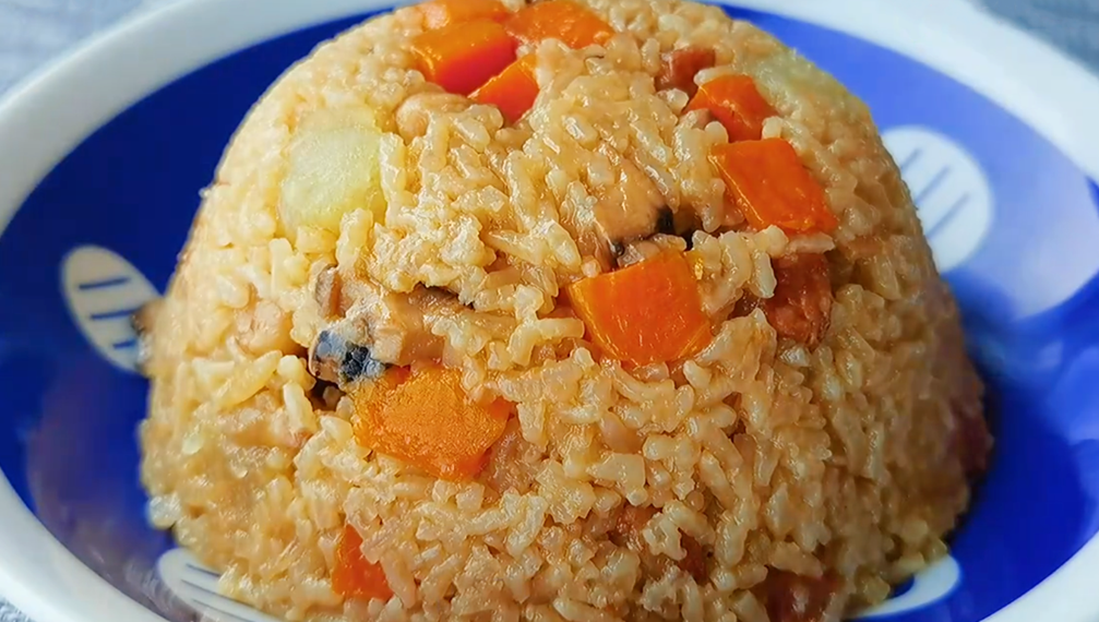 一把花生米放入大米里，太好吃了，大米不夠吃了，出鍋孩子搶著吃