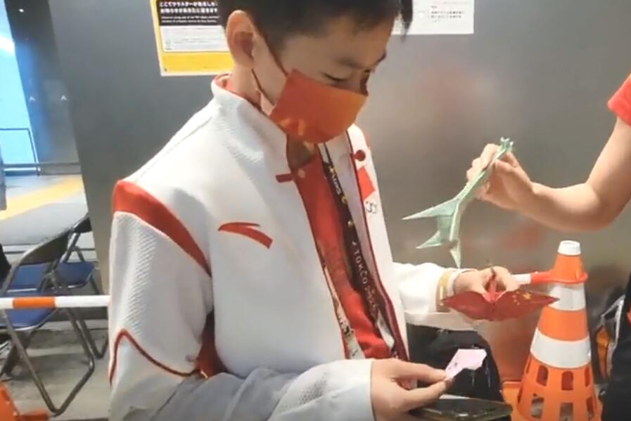 友爱！全红婵上厕所回来顺手拿两折纸，陈芋汐为她看护“长颈鹿”