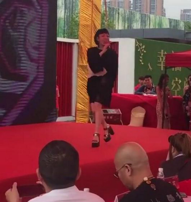曾因好聲音名氣爆火，今導(dǎo)師也放棄了她，淪落小縣城走穴謀生？