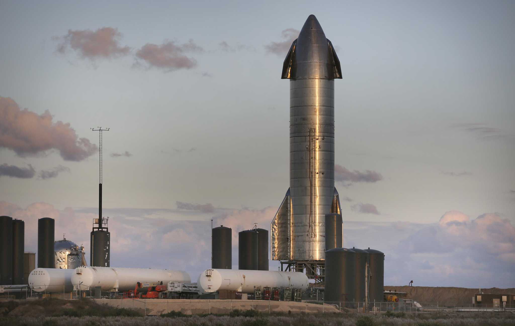 星舰准备发射！马斯克发推表示SpaceX即将进行星舰首次入轨测试 - 哔哩哔哩