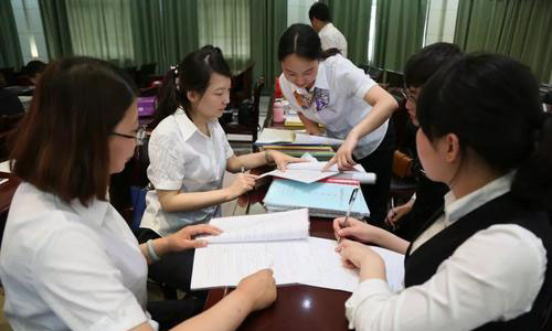 银行同时迎两位“贵客”，分别存款、贷款1个亿