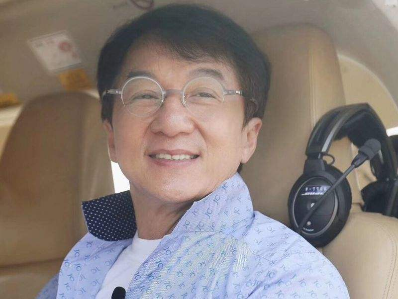 成龙7千万豪宅拍卖被撤回，入住13年无办理手续，仍可能再拍卖