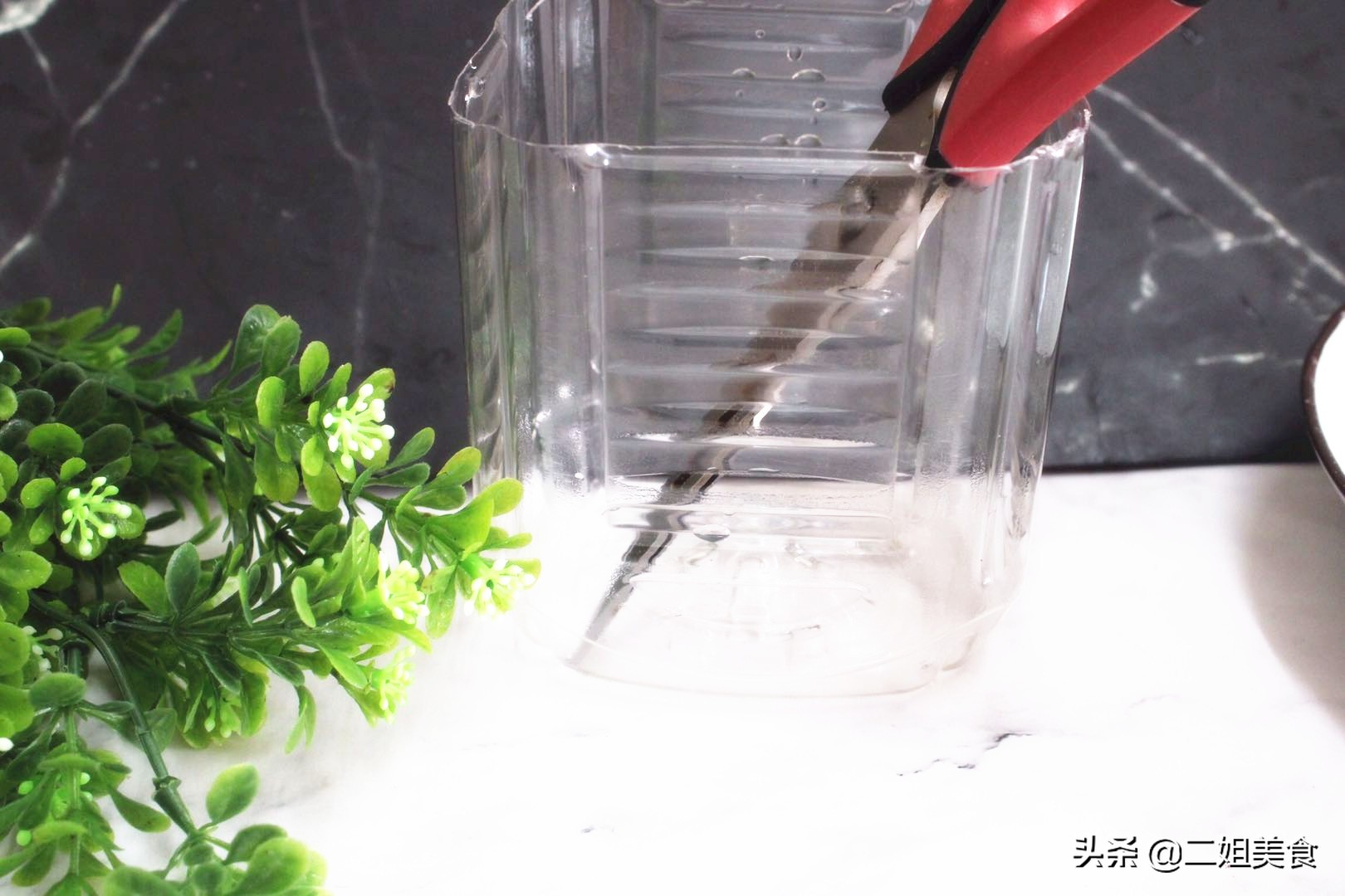 把剪刀放入小蘇打水中，太聰明了，用途花錢買不到，簡單還實用