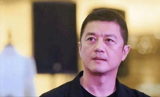 李亚鹏有多宠女儿？亲吻大腿风波后，本尊：女儿脚趾头都是臭香的
