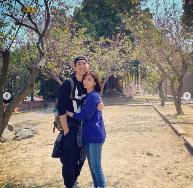 賈靜雯發文為老公慶生，修傑楷親自下廚做大餐，一家五口幸福同框