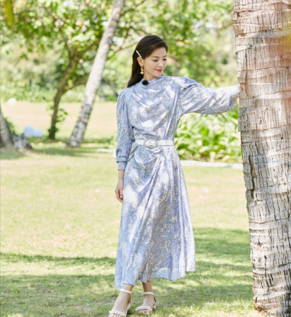 42岁刘涛晒近照，土味背景板不掩优雅气质，一双筷子腿太吸睛