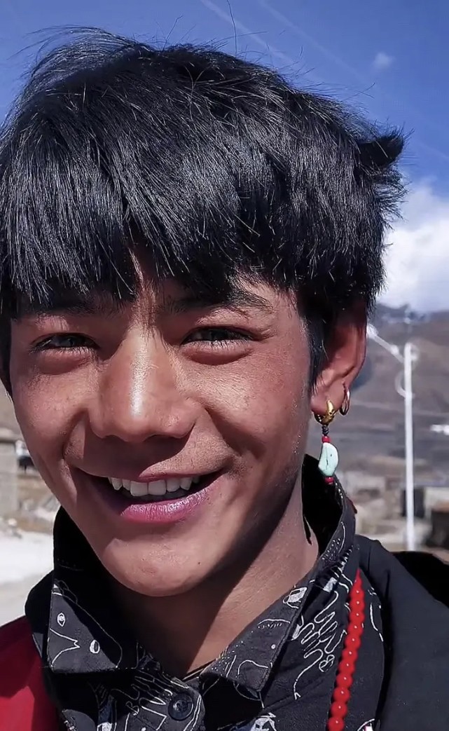 丁真■康巴汉子丁真火爆全网！高清镜头无压力的黑皮帅哥 纯真又狂野