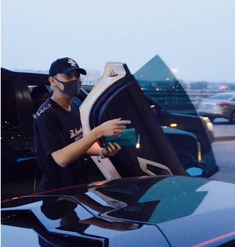 突发！黄子韬52岁爸爸因病去世，生前与黄子韬合开公司