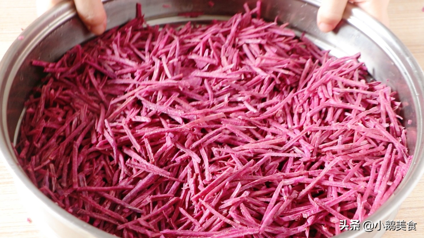 The family’s favorite purple sweet potato cake, sweet and gluten, the more chewy, the more fragrant, no oil and sugar, delicious and not afraid of fat