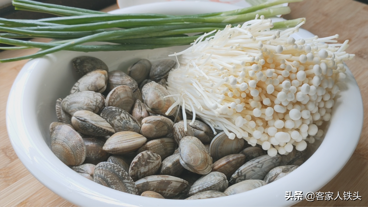 花甲这样做比炒的更好吃，加1把金针菇，6分钟出锅，吃完想舔盘