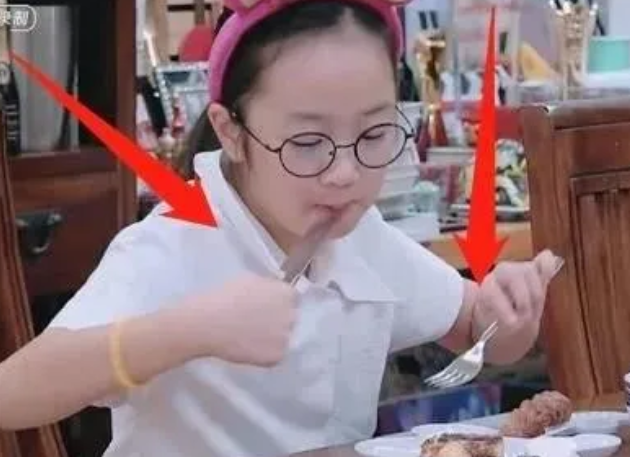 百亿家庭的豪华细节，吴尊为女儿做早餐，意外