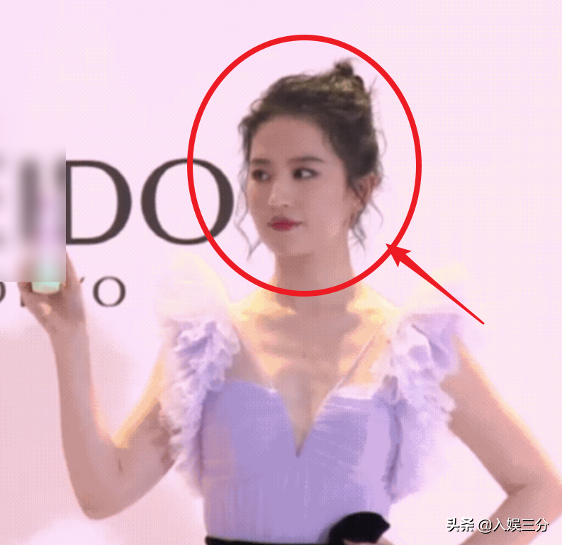 刘亦菲真人长相如何？现身线下直播，路人镜头下的颜值很真实
