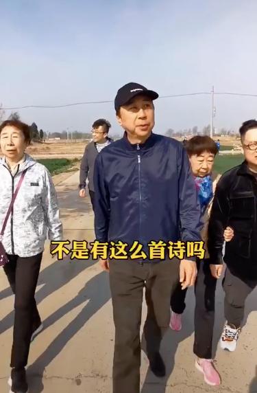 冯巩和两位姐姐回老家祭祖，姐弟三人如复制粘贴，长相一模一样