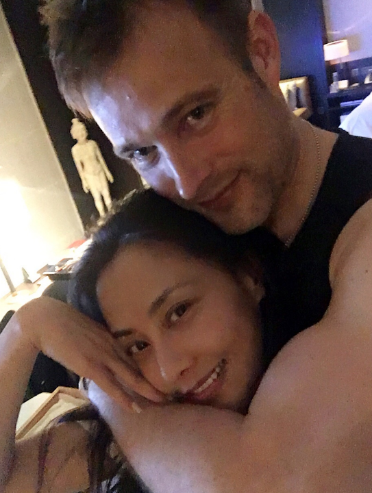 马雅舒夫妇穿情侣装直播，罗伯特当众亲吻老婆，结婚11年甜如热恋