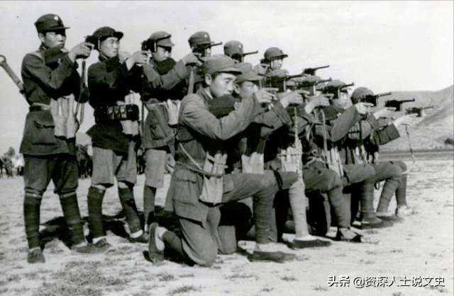 摧毀24架飛機(jī)，鄧小平夸他是將才，毛澤東臨終前為何交軍權(quán)給他