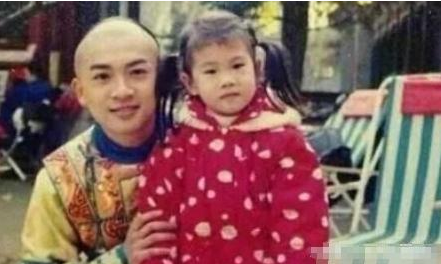 20年前拍还珠格格时，赵薇怀里抱的孩子竟是小沈