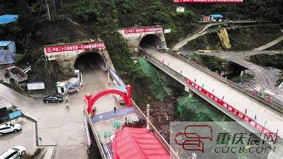 9228米！全国各地最多的市政工程山岭隧道施工 万开快速路铁峰山隧道施工 全线通车