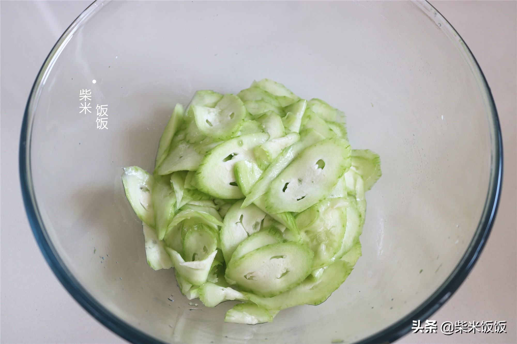 丝瓜别总炒着吃了，加点面粉和鸡蛋，香软可口，早餐吃很不错