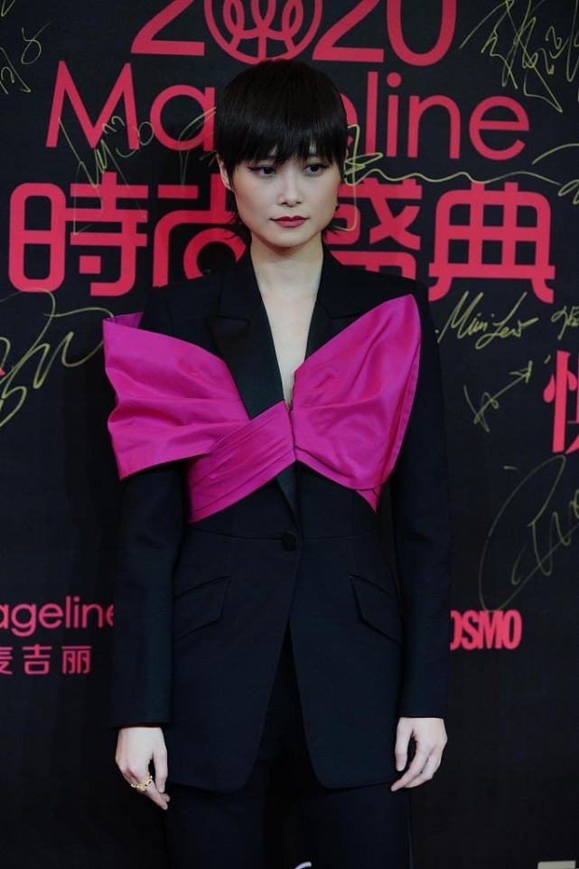 李宇春都走起“少女路線”了，穿著粉色的紗裙，看著卻不咋顯嫩