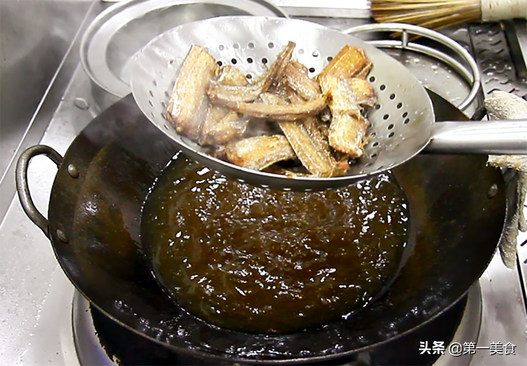 图片[6]-泡椒带鱼怎么做不粘锅不碎 厨师长教你这个小技巧 简单易学-起舞食谱网
