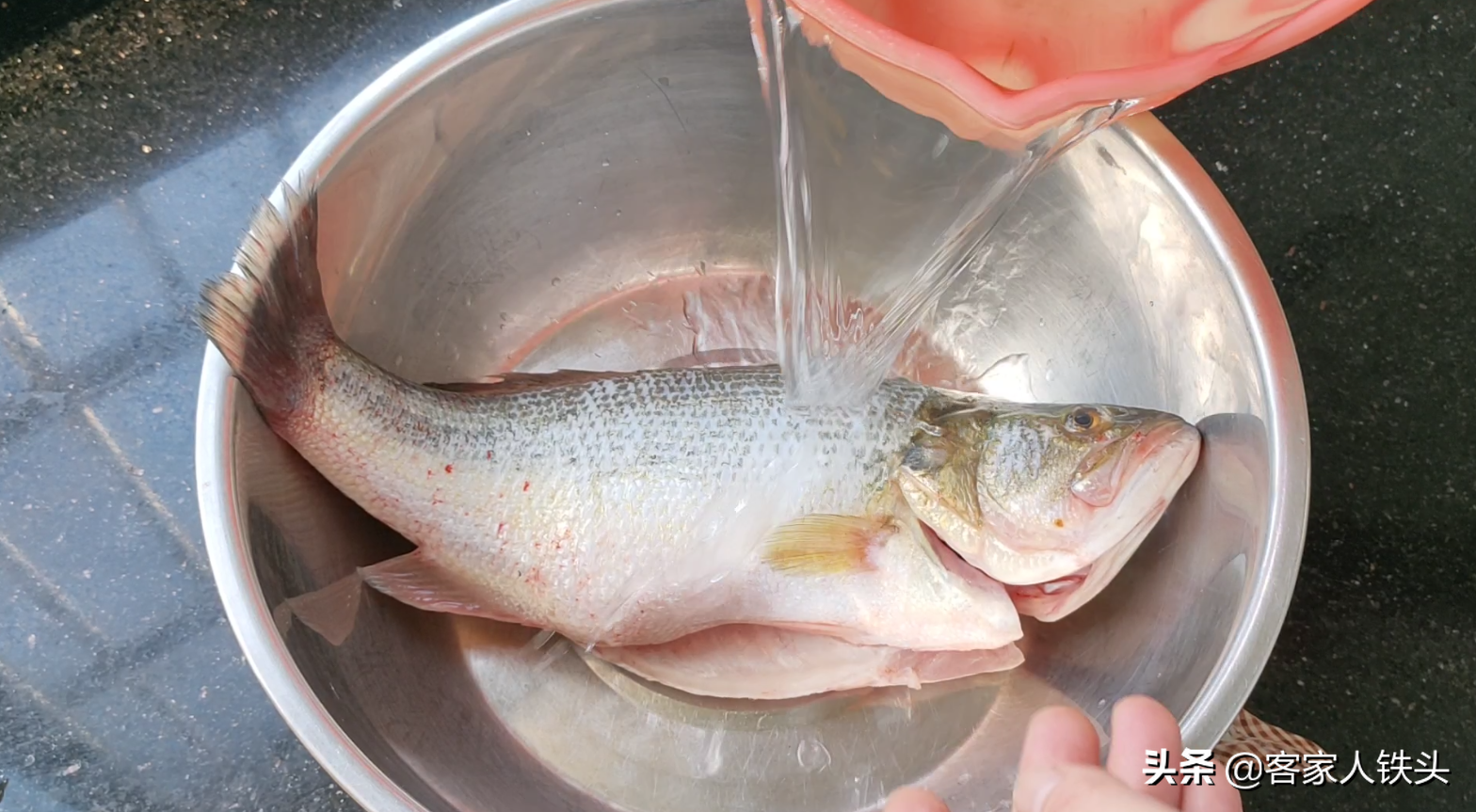 广东人焗鱼真有一套，一锅做2味，6分钟出锅，漂亮好吃待客有面子