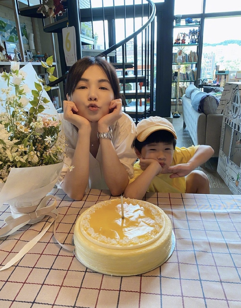 40岁Ella晒全家福庆生，与老公嘟嘴卖萌，儿子劲宝秀气如女生