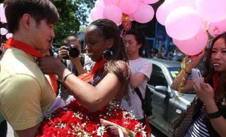 大量的非洲华人回国，为何却带不回妻儿？