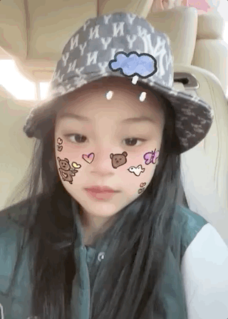 李小璐曬甜馨近照造型淑女，對鏡撇嘴害羞微笑，女漢子變軟妹子