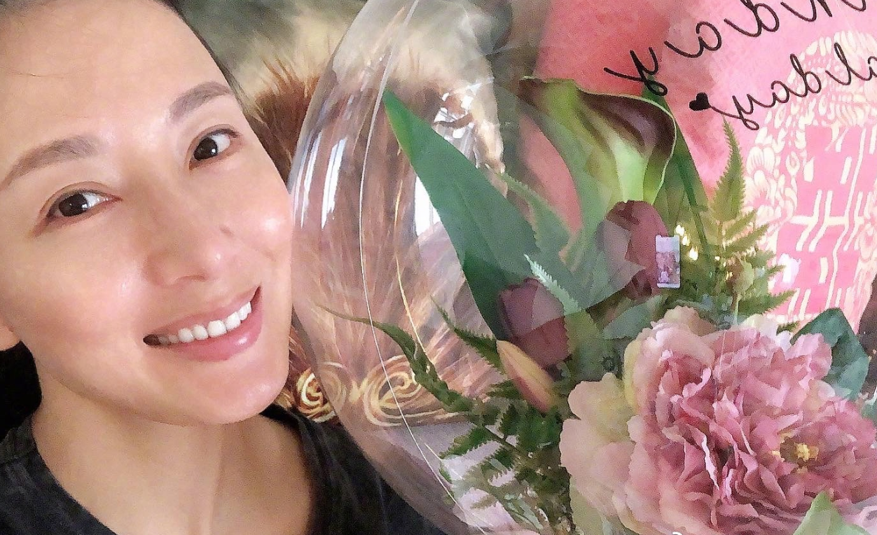 杨怡晒41岁生日照，与罗仲谦共同庆生，夫妻俩生日只差两天