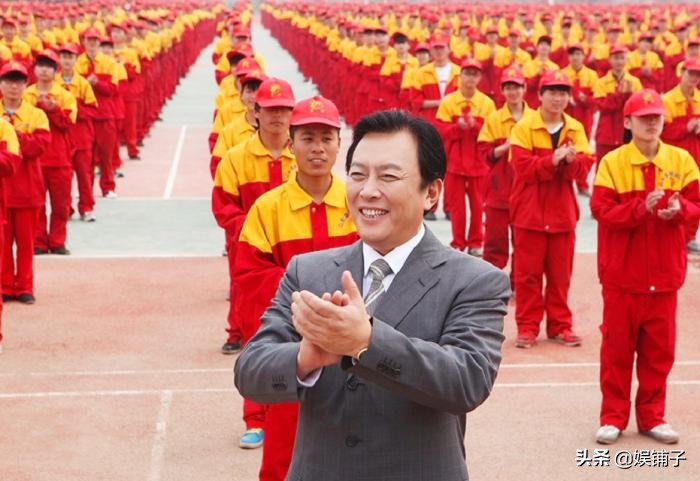 成功转型！从“奶油小生”到领袖特型演员，佟