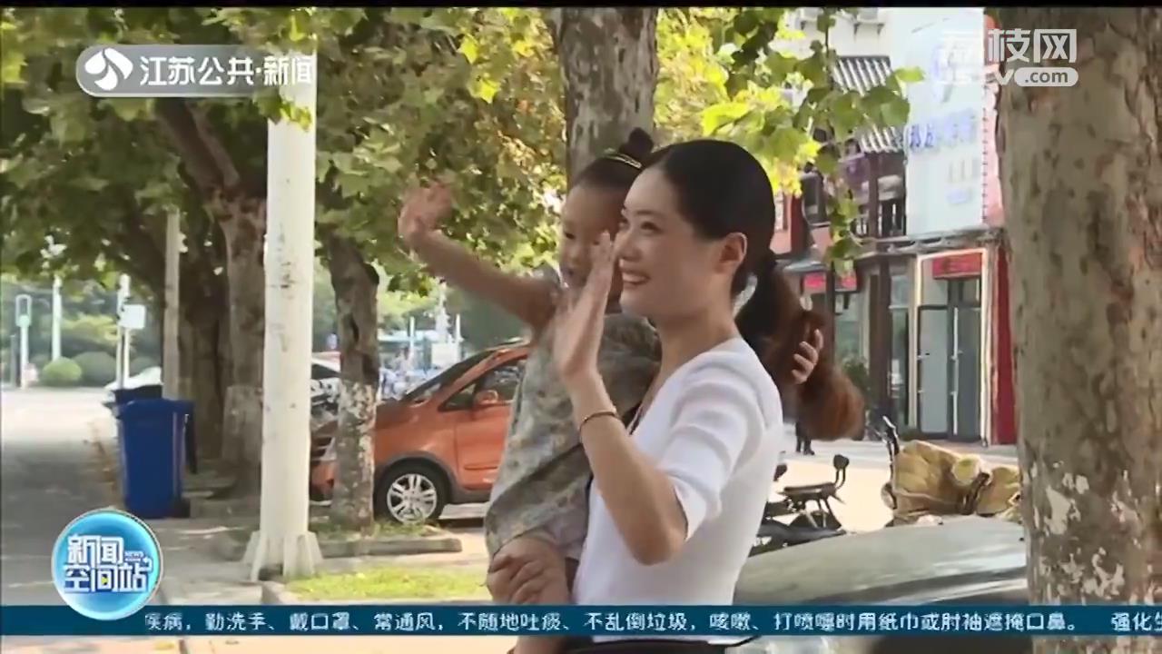 消防员妻女常在路口等候 只为隔着车窗跟他挥挥手
