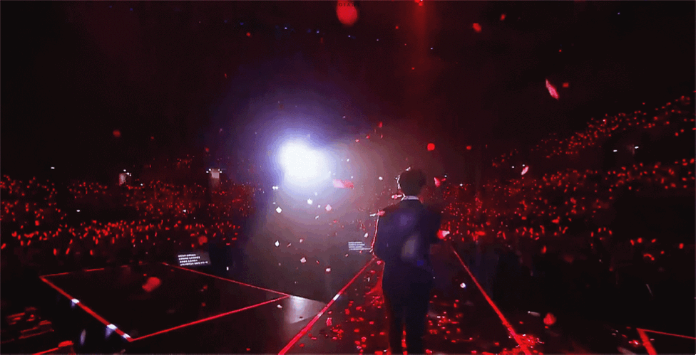 易烊千玺现身机场，却因为鞋子太脏，惨遭粉丝