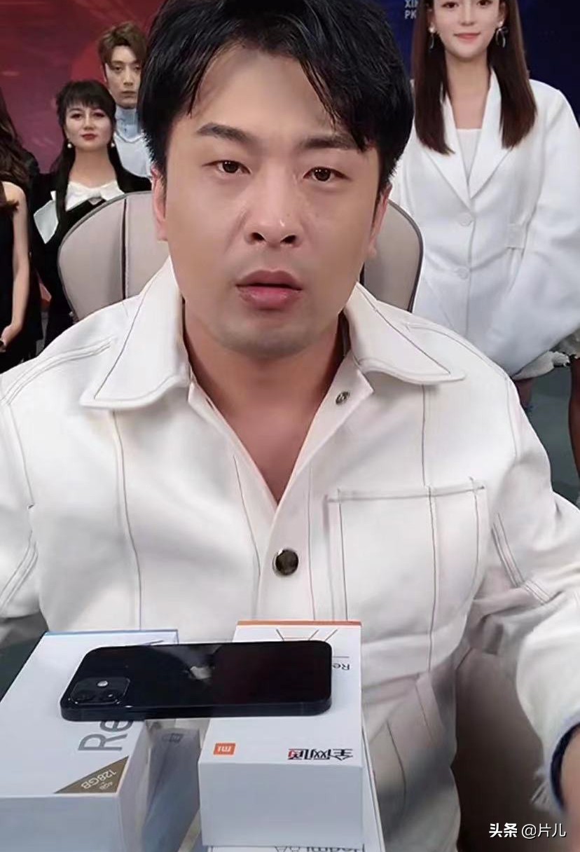 辛巴直播情绪失控，又哭又笑堪称影帝，首次强