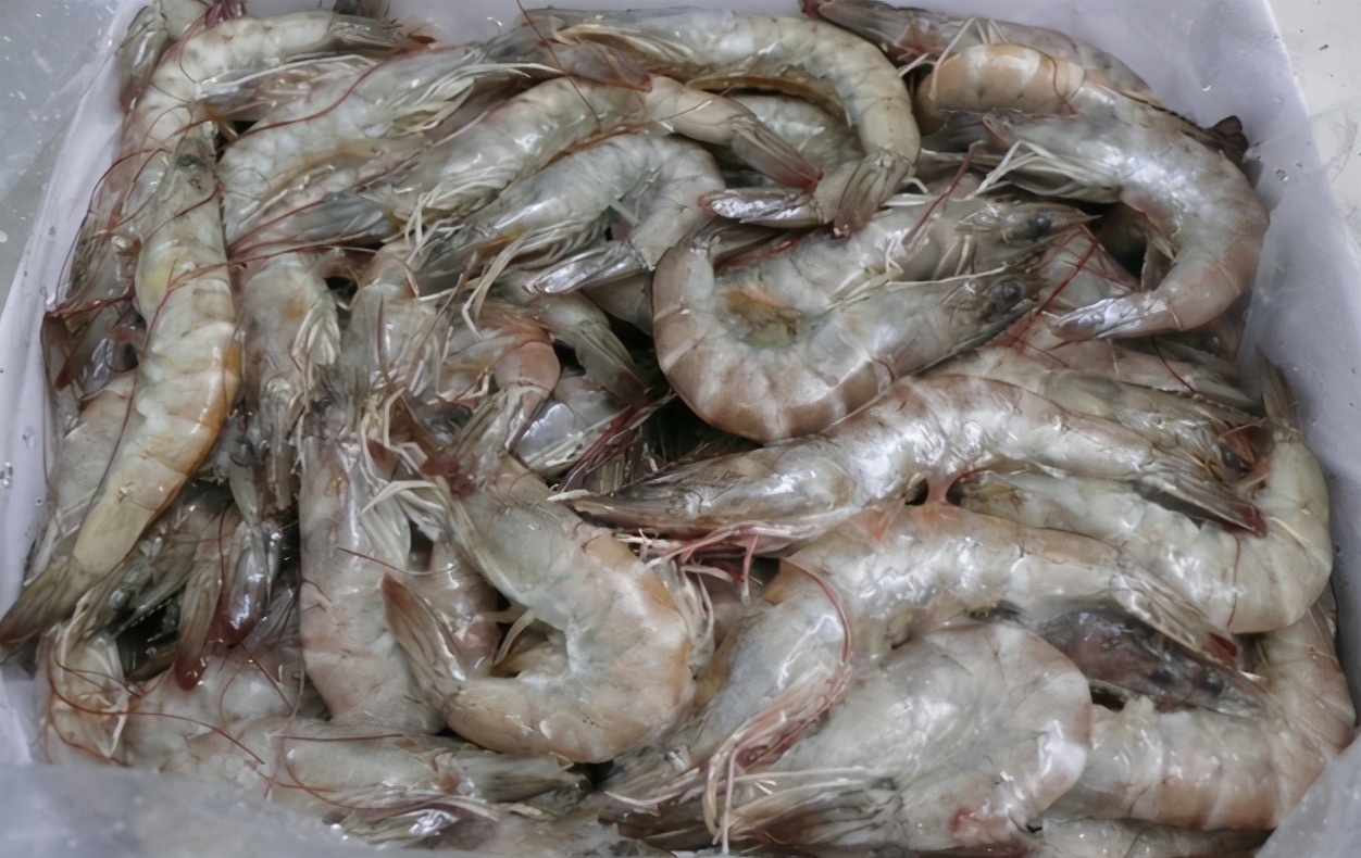 做油燜大蝦，記住2個技巧，蝦肉不腥香味濃味道好，教您正確做法