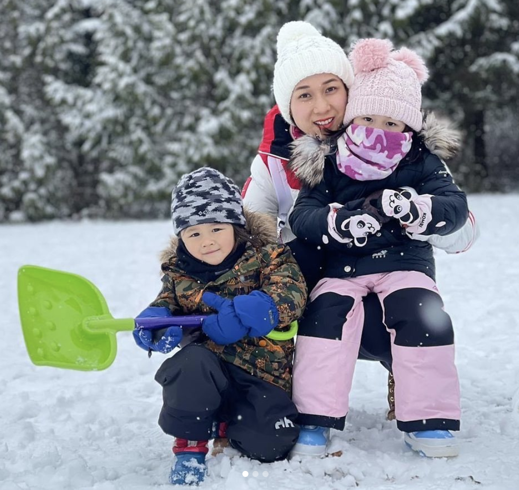 鍾嘉欣曬全家福，與大13歲丈夫幸福依偎，一雙兒女像極了龍鳳胎