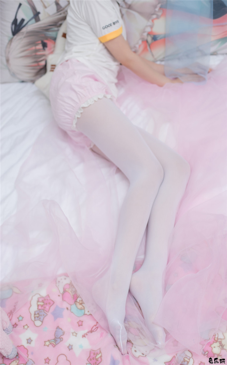 卧室里的白丝少女