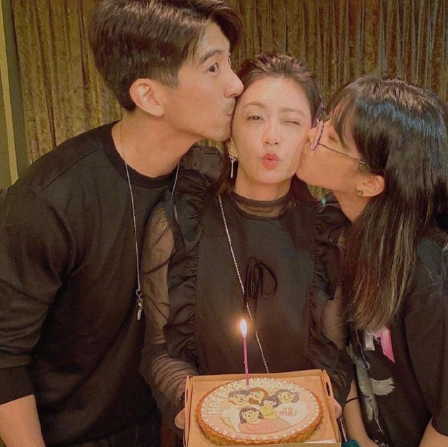 修傑楷曬仨女兒假日日常，咘咘假笑拍照，波妞變小調皮吃成表情包