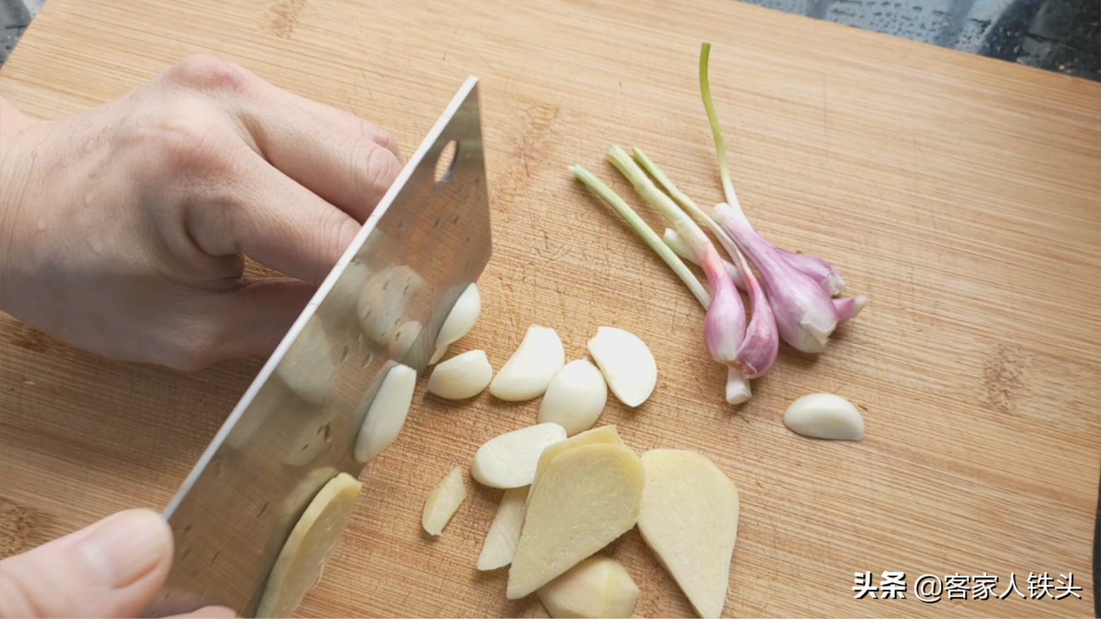 中秋节待客，试试鸭肉一个特色做法，传统味道酱香十足，漂亮好吃