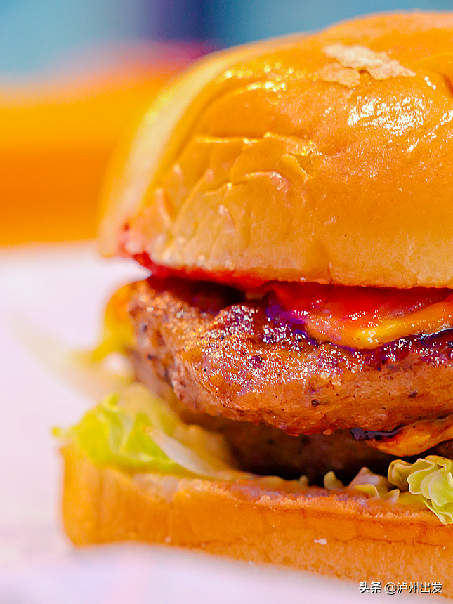 Can pull silk, can shed juice! Lu city Jing shows Aoteman thematic hamburger inn! Adjoining child is greedy cried