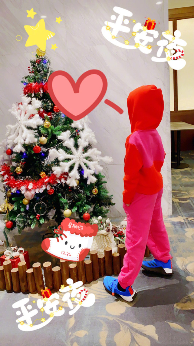 蔡少芬晒儿女过圣诞，汤圆包子变酷girl，乐儿露侧脸越来越帅