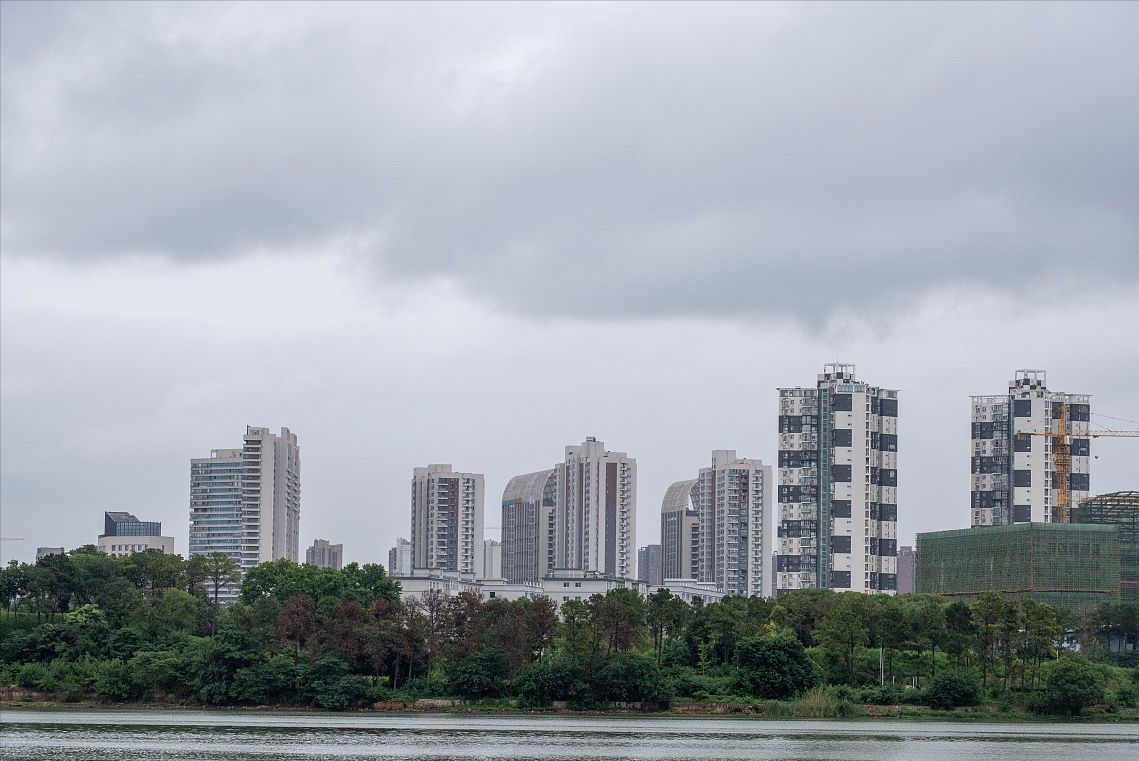 禁止“借钱买房”？楼市迎来了“狂风暴雨”，4点建议送给购房者