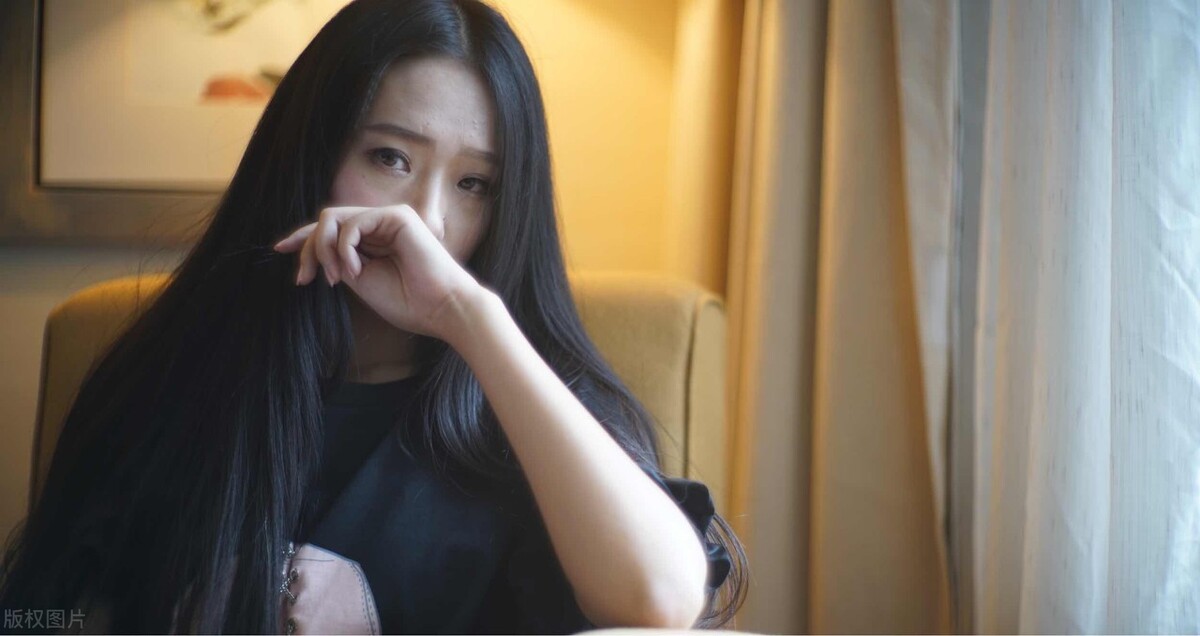 遭遇老公出轨的妻子：一只脚迈向离婚，另一只脚却留在隐忍里