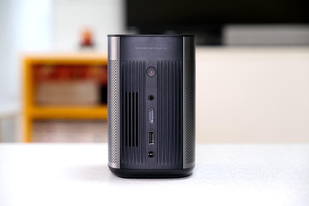 极米Play超悦版投影仪，内置大容量电池，解决户外使用的痛点