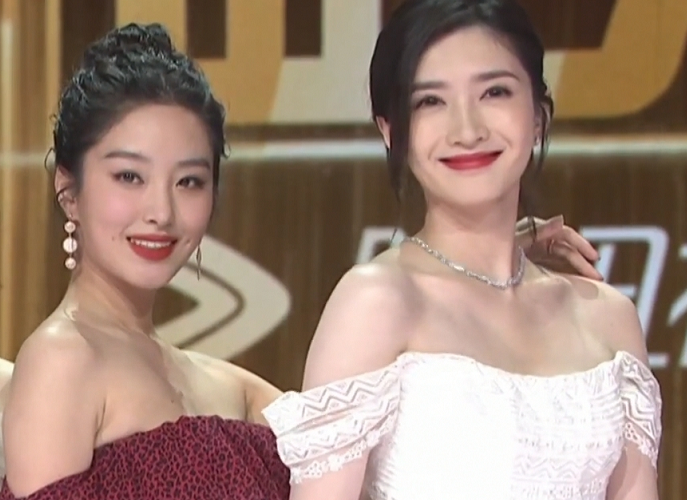 歡樂頌新五美首同框，互動尷尬被指不熟，江疏影楊采鈺比美引爭議