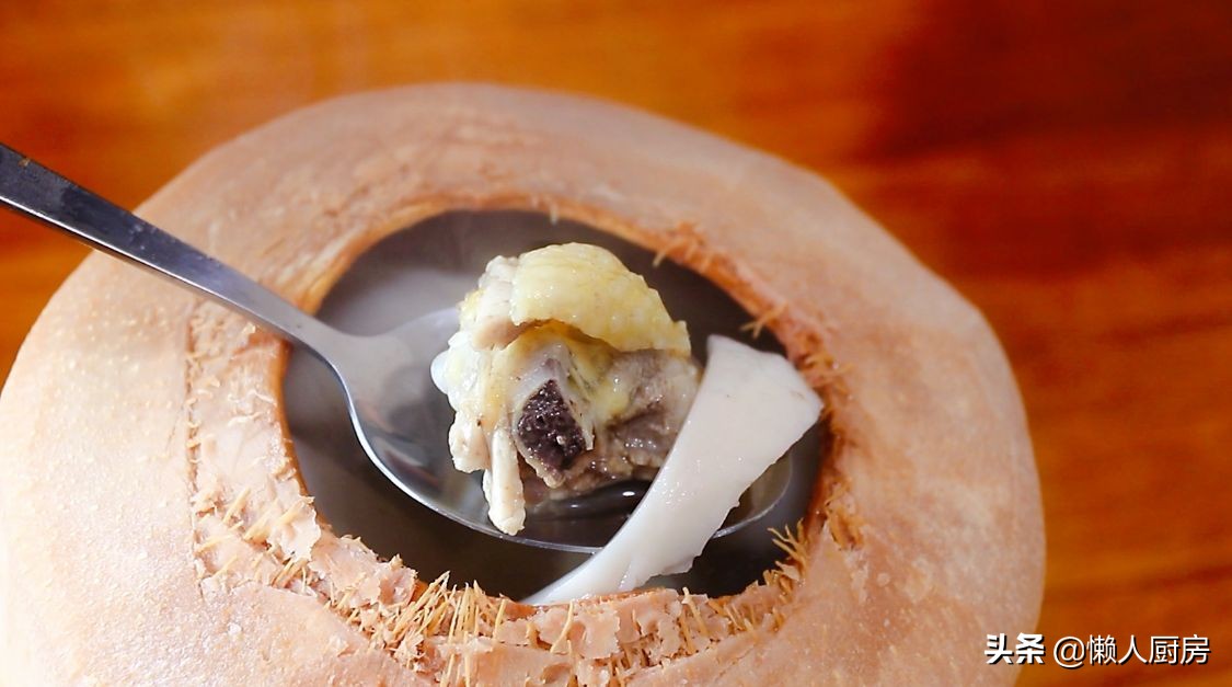 碰到這椰子別手軟，價格便宜，人人吃得起，塞進一隻雞，解饞