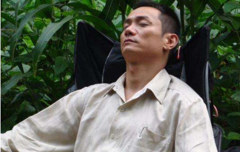 影帝果静林：母早逝，父不进取，妹低智，妻患癌没钱医治怀中去世
