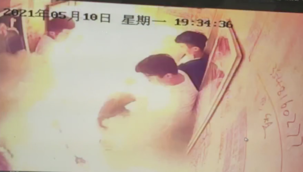 昨夜突发！电瓶车在电梯内突然起火致多人受伤，包括一名婴儿