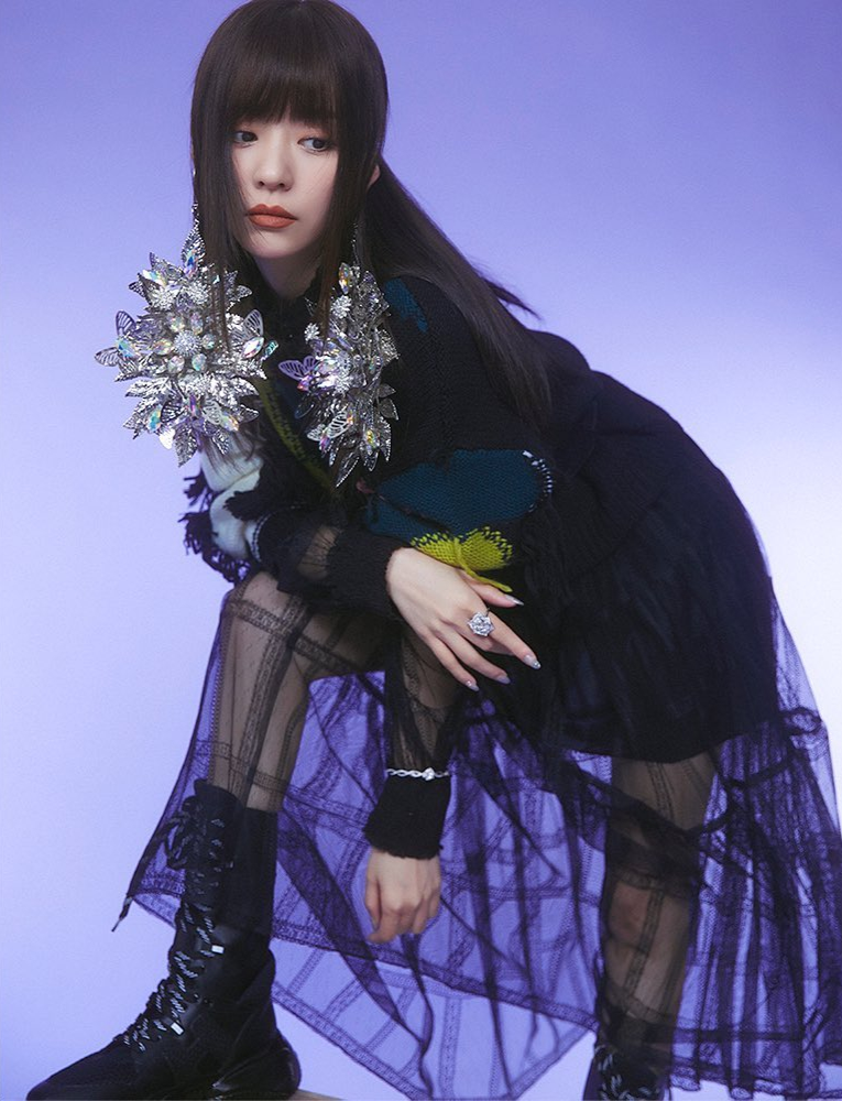 张靓颖登上越南版《时尚芭莎》封面，成为首位华语女歌手