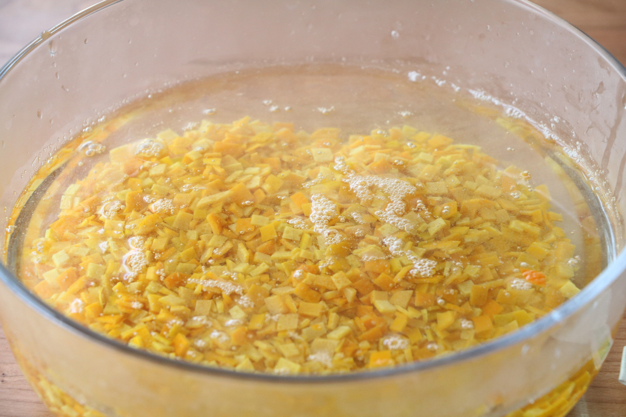 吃剩的橙子皮不要扔掉，簡單加工一下，用處多多，勝過秋梨膏