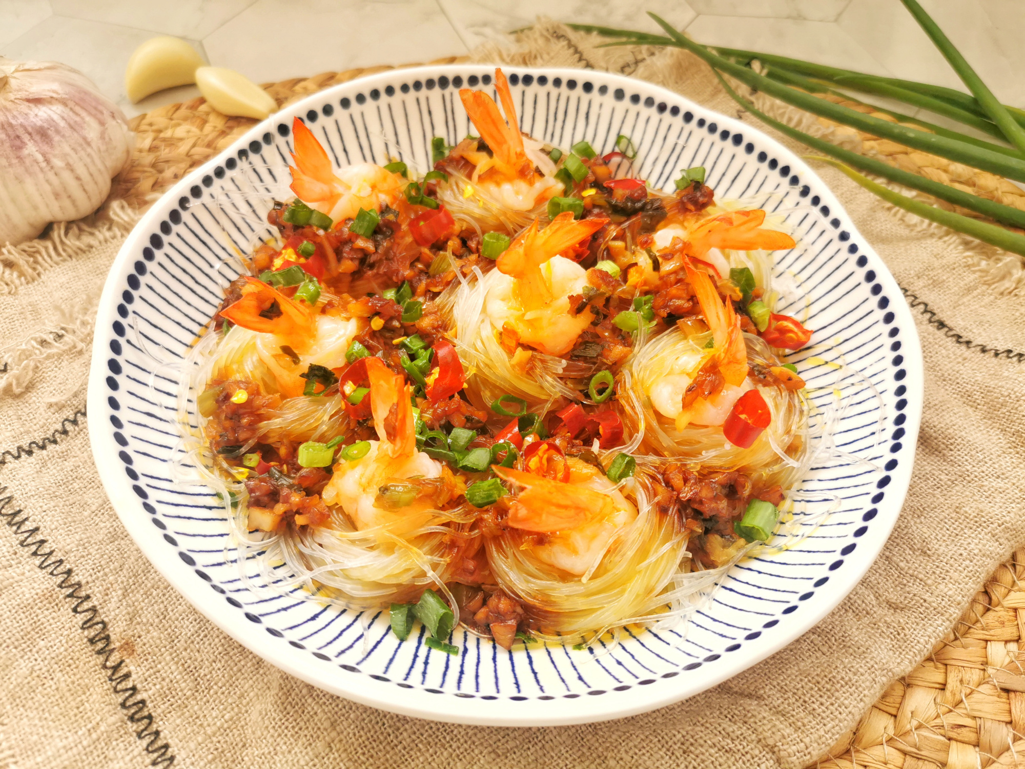 蒜蓉粉絲蝦這樣做，粉絲比蝦好吃，蒜香撲鼻，零廚藝也能學會